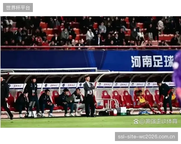 南基一防守反击战术面临瓶颈,河南队中场拦截硬度不足致转换频频脱节。 南基一防守反击战术面临瓶颈,河南队中场拦截硬度不足致转换频频脱节。